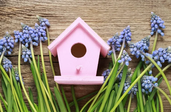 Casa Madeira Minúscula Entre Flores Muscari Decoração Primavera — Fotografia de Stock