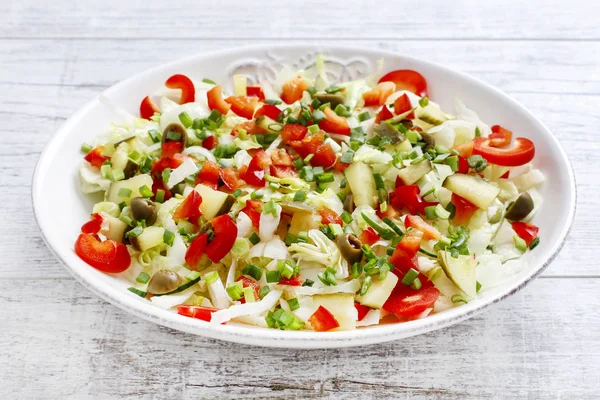 Grönsakssallad Med Röd Paprika Och Oliver Hälsosam Mat — Stockfoto