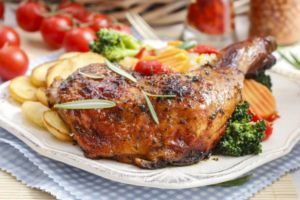 Pollo Asado Con Verduras Plato —  Fotos de Stock