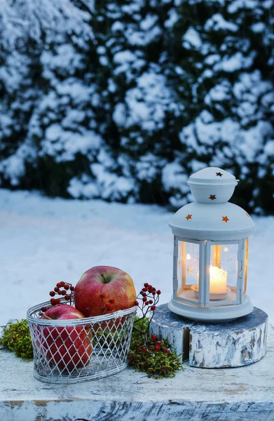 Winteravond Tuin Ijzeren Lantaarn Mand Met Appels Houten Tafel — Stockfoto