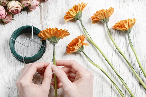 Çiçek düzenleme temel teknikleri: kablolama ve gerbera kaydediyor.