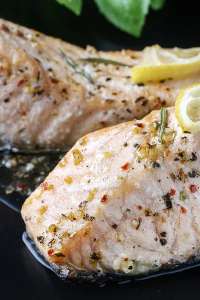 Gebackener Lachs Mit Kräutern Auf Dem Schwarzen Teller Gesunde Ernährung — Stockfoto