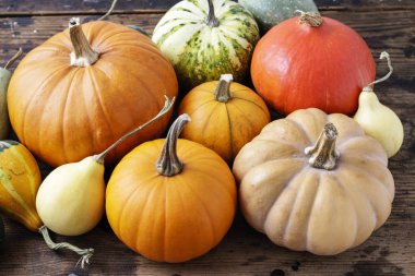 Ahşap arka plan, sonbahar üzerinde kabaklar