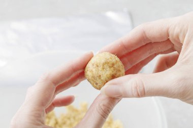 Nasıl pasta yapmak için açılır - ellerini ile kek topları dışarı yuvarlak. Adım adım, öğretici.