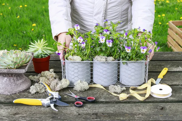 Kvinna Som Arbetar Med Blommor Vårträdgård Trädgård Hobby — Stockfoto