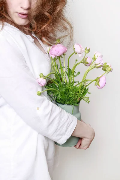 Frau Hält Büchse Mit Rosa Hahnenfuß Blüten Party Dekor — Stockfoto