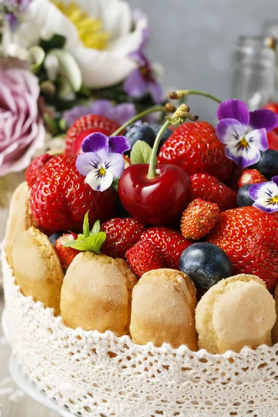 Torta Francese Charlotte Con Frutta Estiva Decorata Con Fiori Finocchi — Foto Stock