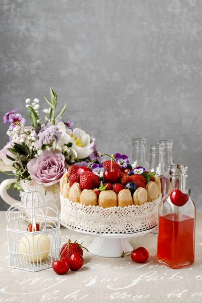 Bolo Charlotte Francês Com Frutas Verão Decorado Com Flores Cachorro — Fotografia de Stock