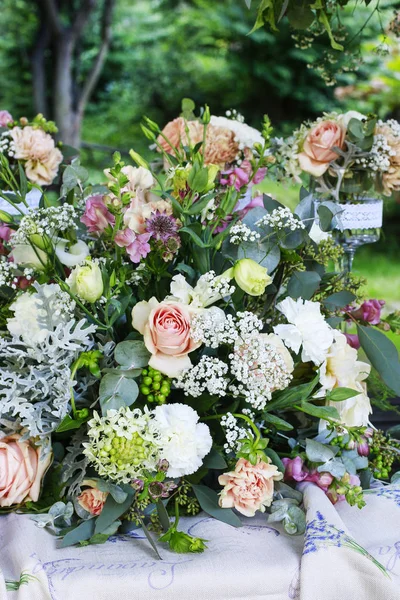 Svatební Květinové Dekorace Růží Lillies Jiřiny Karafiáty Párty Výzdoba — Stock fotografie