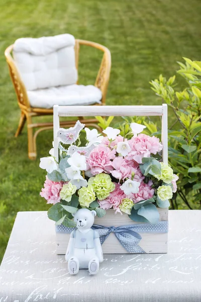 Caja Madera Con Claveles Rosas Amarillas Jardín Decoraciones Fiesta Verano —  Fotos de Stock