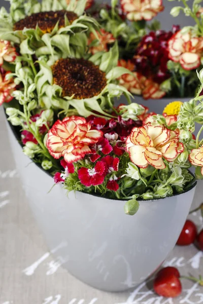 Blumenschmuck Mit Nelken Und Craspedias Party Dekor — Stockfoto