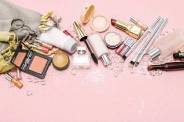 Pembe bir arka plan üzerinde kozmetik. Grafik kaynakları