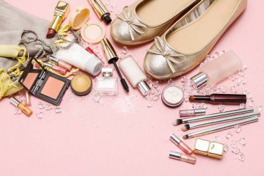 Pembe bir arka plan üzerinde kozmetik. Grafik kaynakları