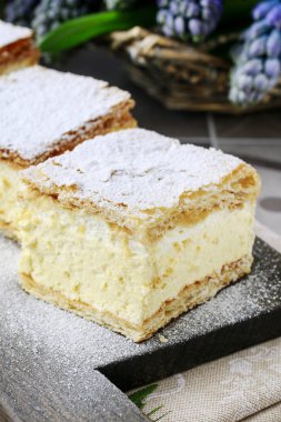 Lehçe kremalı pasta puf böreği, krema ile doldurulmuş iki kat yapılmış. Parti tatlı