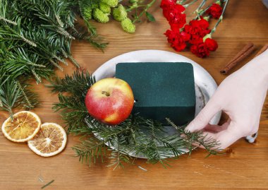 İş yerinde çiçekçi: karanfil, krizantem santini çiçek ve köknar Noel çiçek düzenleme yapmak. Adım adım, öğretici.