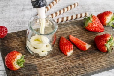 Nasıl tatlı müsli, çikolata ve meyve ile katman yapmak. Parti çanak