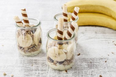 Katman tatlı müsli, çikolata ve muz meyve ile. Parti çanak