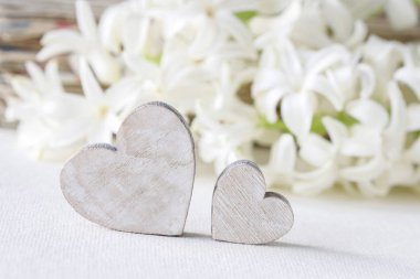 İki kalp, beyaz sümbül çiçek. Parti dekor