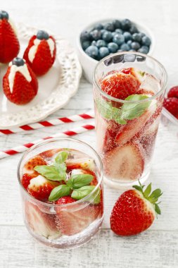 Olgun çilek ile aromatik yaz içecekler. Parti içki