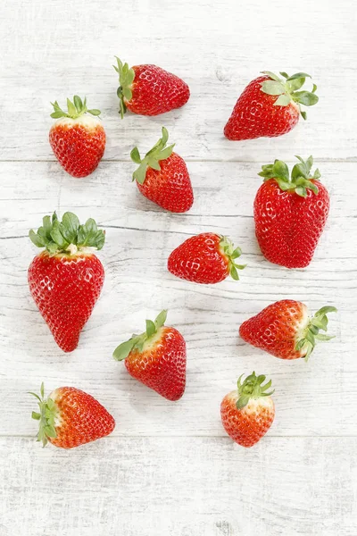木桌上的草莓 顶部视图 健康食品 — 图库照片
