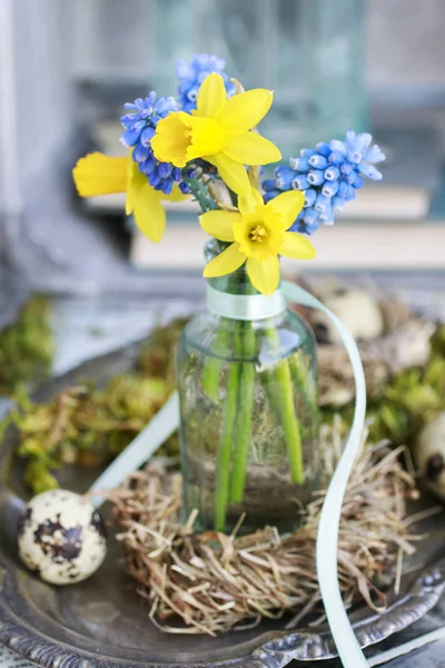 Bukett Små Vårblommor Glasvas Hay Krans Runt Party Inredning — Stockfoto