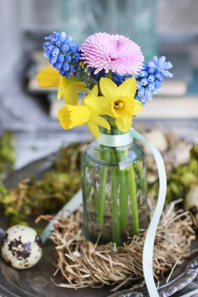 Bouquet Minuscules Fleurs Printanières Dans Vase Verre Une Couronne Foin — Photo