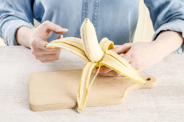 Женщина Чистит Банан Здоровое Питание — стоковое фото