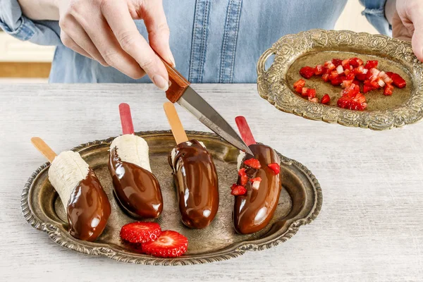 Πώς Κάνετε Σοκολάτα Βουτηγμένα Μπανάνες Διακοσμημένα Φράουλες Και Καρύδα Νιφάδες — Φωτογραφία Αρχείου