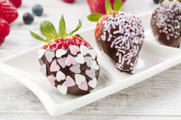 Chocolade Gedimde Aardbeien Versierd Met Hagelslag Partij Dessert — Stockfoto