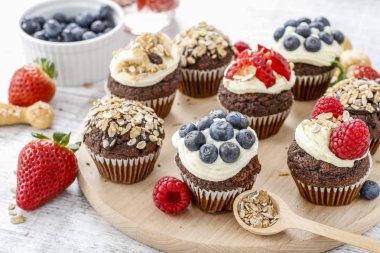 Çörekler taze meyve ile dekore edilmiştir. Sağlıklı snack. Parti tatlı