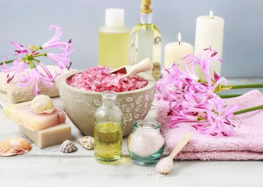 Spa kozmetik kümesi pembe egzotik çiçekler ile dekore edilmiştir. Zaman rahat ol