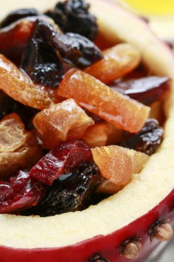 Kırmızı Noel elma Kuruyemiş bal ile doldurulmuş. Sağlıklı gıda