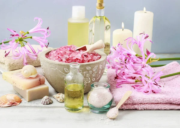 Conjunto Cosméticos Spa Decorados Com Flores Exóticas Rosa Tempo Relaxamento — Fotografia de Stock