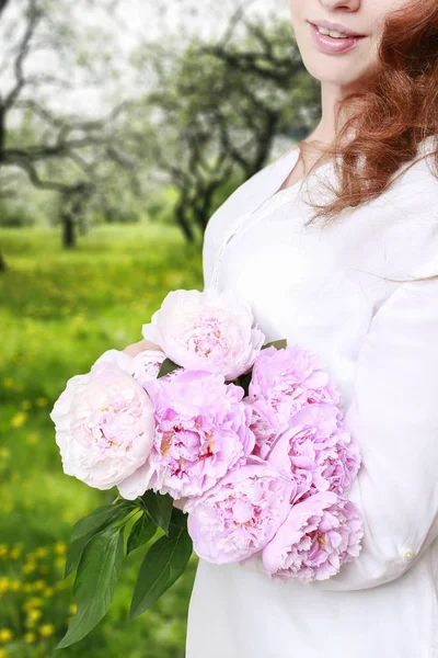 Mulher Com Peónias Cor Rosa Decoração Festa — Fotografia de Stock