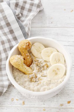 Muz ile yulaf lapası. Kahvaltı saati