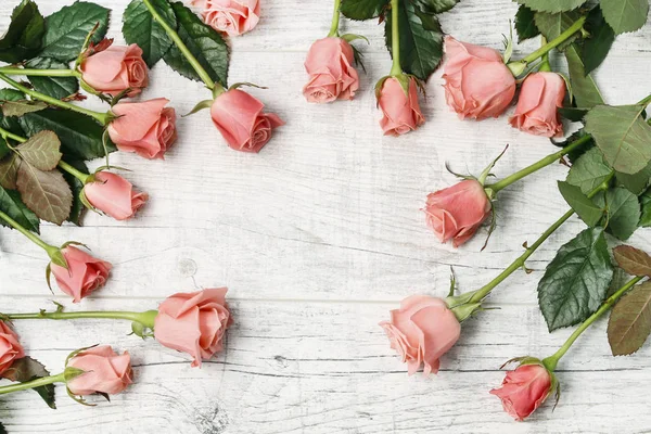 Roze Rozen Witte Houten Achtergrond Kopie Ruimte — Stockfoto