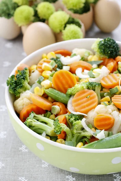 春天蔬菜沙拉在绿色点缀碗 健康食品 — 图库照片