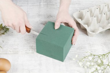 İş yerinde çiçekçi: nasıl sıradan kağıt yumurta kutusu, çuha çiçeği çiçek, gypsophila paniculata twigs ve moss ile basit Paskalya çiçek düzenleme yapmak. Adım adım, öğretici.