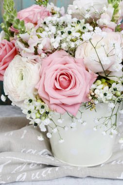 Gül, matthiolas ve Düğünçiçeği buket çiçekler. Kartpostal motifi.