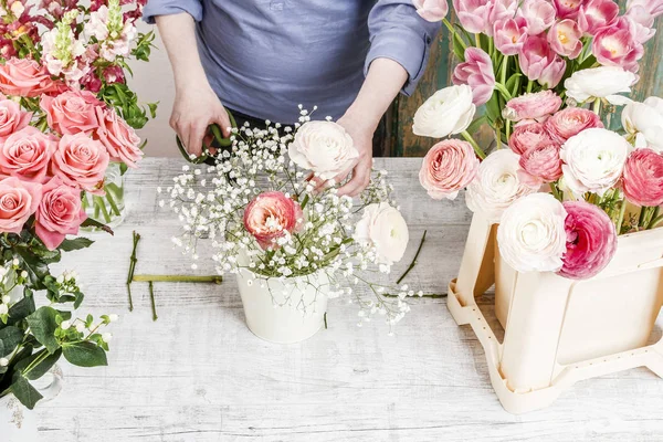 Floristik Arbeitsplatz Frau Arrangiert Einen Strauß Mit Rosen Matthiolen Hahnenfuß — Stockfoto