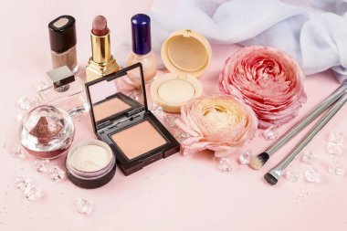 Kozmetik ve pembe bir arka plan üzerinde çiçekler. Spa zaman