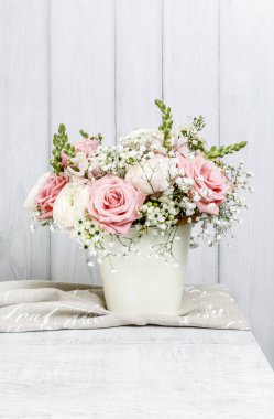 Gül, matthiolas ve Düğünçiçeği buket çiçekler. Kartpostal motifi.