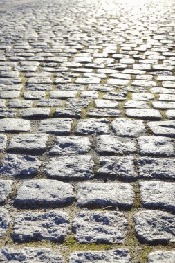 Erken sabah Altın ışık Arnavut kaldırımlı sokakta. Grafik kaynakları