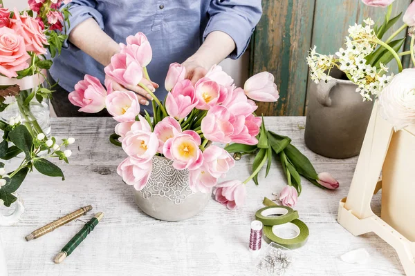 Floristería Trabajo Mujer Arreglando Flores Ramo Tulipanes Rosados Pasatiempo Jardín —  Fotos de Stock
