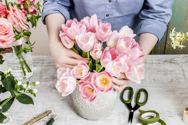 Kwiaciarnia Pracy Kobieta Układanie Kwiatów Bukiet Róż Tulipany Ogrodowe Hobby — Zdjęcie stockowe