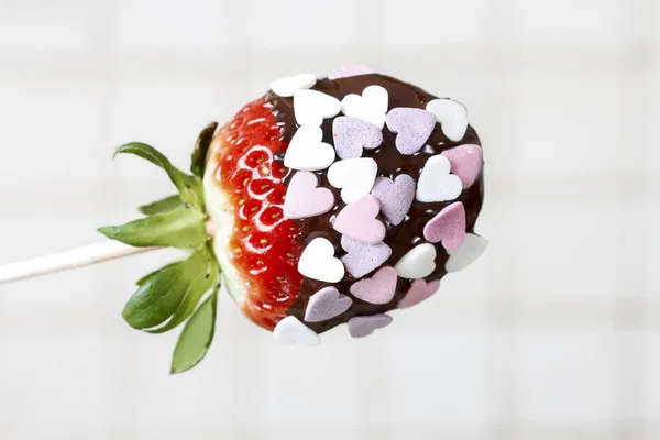 Fragole Immerse Nel Cioccolato Decorate Con Spruzzi Dolce Partito — Foto Stock