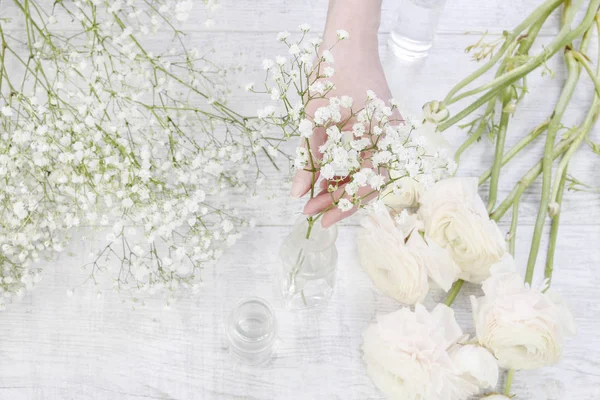 Květinářství Práci Žena Dělat Ozdoby Pryskyřník Květy Bílé Gypsophila Paniculata — Stock fotografie