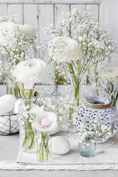 Bloemen Arrangement Met Ranunculus Bloemen Witte Pluimgipskruid Party Decor — Stockfoto