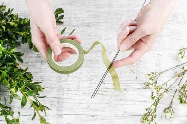 Floristería Trabajo Cómo Hacer Una Corona Pascua Con Buxus Camelaucium —  Fotos de Stock