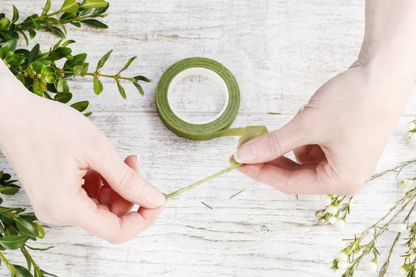 Floristería Trabajo Cómo Hacer Una Corona Pascua Con Buxus Camelaucium —  Fotos de Stock